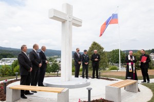 V Ivančni Gorici odkrili obeležje v spomin na prvo mašo za slovenske vojake
