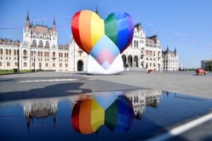 Na Madžarskem bo otroške knjige z LGBTIQ vsebino prepovedano prodajati v okolici cerkev in šol