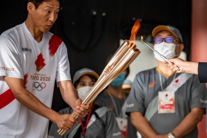 Pogrebno vzdušje ob prihodu olimpijske plemenice v Tokio