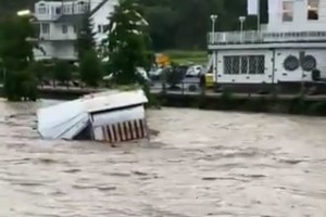 Neverjetni prizori iz Nemčije: narasla reka odnašala avtomobilsko prikolico, nato se je zgodilo to (VIDEO)