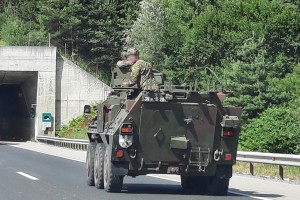 Predrznost kavbojev Slovenske vojske na avtocesti: na oklepniku se vozijo kot na traktorju (FOTO)