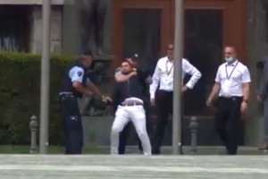 Nov incident pred parlamentom: moški zmerjal policiste, končal je v lisicah in na tleh (VIDEO)