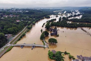 V grozljivih poplavah v Nemčiji in Belgiji umrlo že skoraj 160 ljudi, številne še pogrešajo