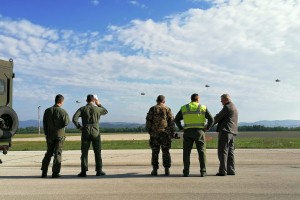 Top Gun v Cerkljah: Zakulisje obiska izraelskih padalcev, ki se ne pustijo snemati