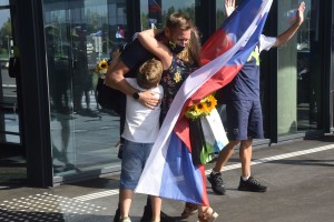 Ganljiv sprejem za zlatega Benjamina Savška: po dolgih tednih spet v objemu najdražjih (FOTO)