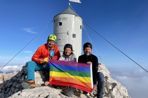 To je fotografija Tanje Fajon z mavrično zastavo, ki je zmotila Janeza Janšo: Pogrešamo evropsko in slovensko zastavo