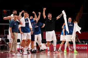 Padli tudi gostitelji Japonci, košarkarji že v četrtfinalu