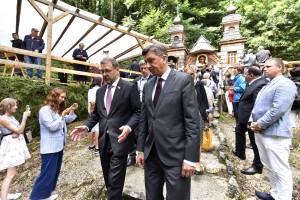 Poglejte, kdo vse je poleg Pahorja in Počivalška krepil slovensko-rusko-prijateljstvo pod Vršičem (FOTO)