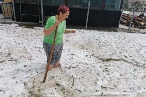 Dolenjce zasula tako močna toča, da so jo morali plužiti (FOTO)