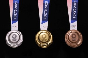 Župan je ugriznil olimpijsko medaljo, Japonci so ogorčeni: Odvratno!