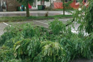 Huda ura nad Slovenijo: poplave, podrta drevesa, toča in zemeljski plazovi