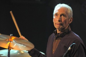 Umrl je Charlie Watts, dolgoletni bobnar Rolling Stonesov