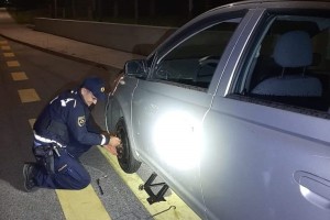 Policist zamenjal pnevmatiko