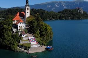 Protestniki so Janši sledili na Bled: z akcijo so privabljali pozornost svetovnih medijev (FOTO)