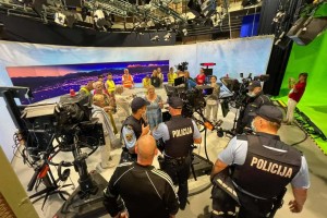 Anticepilci vdrli na TV Slovenija, prišli so celo v studio Odmevov (FOTO in VIDEO)