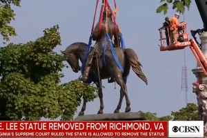 V nekdanji prestolnici ameriške konfederacije odstranili kip generala Leeja (VIDEO)