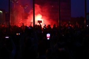 Pred DZ je zavrelo, policija s solzivcem in vodnim topom nad nasprotnike PCT (FOTO in VIDEO)