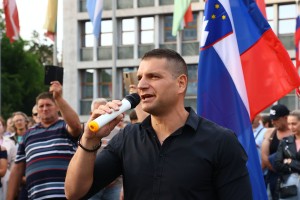 Dan, ko so anticepilec Zoran Stevanović, vardist Andrej Šiško in Janšev poslanec Branko Grims razpravljali o domoljubnih vrednotah