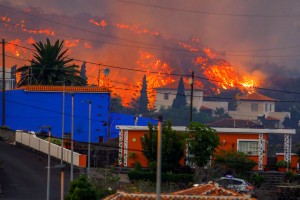 Iz vulkana na kanarskem otoku La Palma še vedno tečejo reke lave