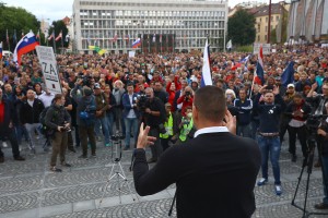 Novi množičen protest nasprotnikov PCT, covid skeptikov in anticepilcev pred DZ (FOTO)