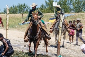 Sramota: v Teksasu migrante s Haitija na konjih in z biči zganjajo skupaj (VIDEO)