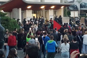 "Lopovi!" je odmevalo v Trbovljah ob  obisku Janše; protestniki skušali vdreti v dvorano (FOTO)