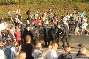 Vlada želi protestnike ustaviti z omejitvijo gibanja v Ljubljani, na Bledu in v okolici Brda pri Kranju