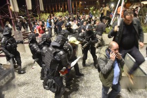 Janša je Hojsa pozval, naj posreduje zaradi napadov in groženj, vodstvo ljubljanske policije je označil za nesposobno