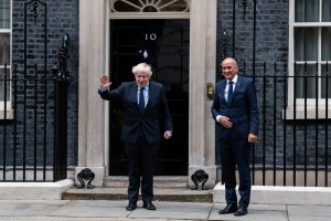 Johnson sprejel Janšo: poziranje pred slavnim Downing Street 10