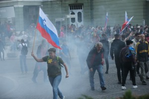 V protestih ranjena dva demonstranta, policija uporabila "vso paleto prisilnih sredstev"