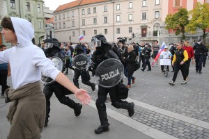 Sindikat policistov zahteva preiskavo: kakšne ukaze so na protestu dobili policisti?