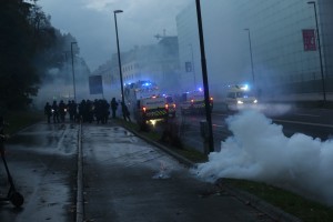 Hojs meni, da policija z vodnim topom in plinskimi sredstvi ni šla predaleč; čudi se, da ni bilo aretiranih še več ljudi