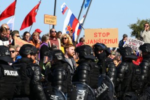 Policija varuje SDS pred protestniki v Marezigah (FOTO)