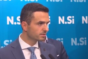 Kako se je zmedeni Tonin pred novinarji osmešil (VIDEO)