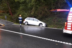 FOTO: Voznik zapeljal s ceste, voznica zaspala za volanom