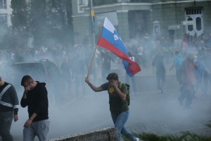 Zaplinjena Ljubljana: kako smo bežali pred solzivcem in dvojna merila policije