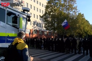 Policija v Ljubljani ustavila protestnike, nekaj aretacij, vodni top v pripravljenosti (FOTO)