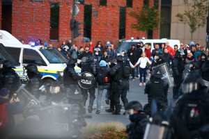 Več protestnikov aretiranih, policija popisala ljudi na Trgu republike