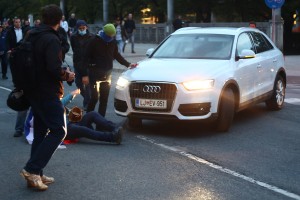 Poglejte, kako je voznica v audiju trčila v protestnika (VIDEO)