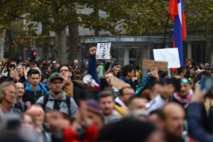 Protestnikov niso spustili do vlade in do DZ; odpravili so se po ljubljanskih ulicah (FOTO)