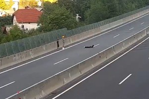 Idiotizem brez primere: fant je za »dobro« fotografijo požiral ležeč na slovenski avtocesti (VIDEO)