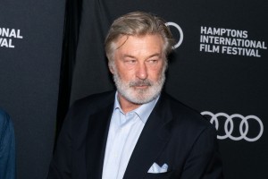 Tragedija na snemanju filma: igralec Alec Baldwin z "lažno" pištolo ubil žensko in ranil režiserja