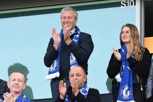 Putinov pajdaš Abramovič se pretvarja, da je Chelsea predal v druge roke