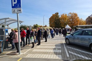 Kaos na ljubljanskih Žalah: v dolgih vrstah čakajo, da lahko plačajo parkiranje na enem samem avtomatu (FOTO)