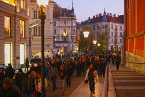 Protesti proti PCT: na ulicah le sto protestnikov (FOTO)