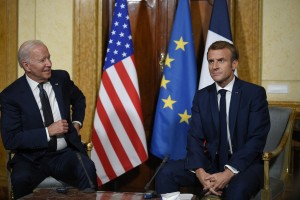 Biden in Macron na srečanju poskušala zgladiti odnose po septembrskem sporu