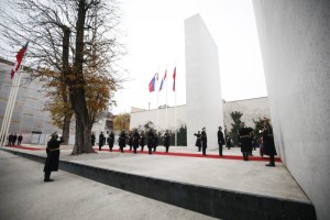 V Ljubljani je pokalo in zvenelo: Pahor je položil venec (VIDEO)