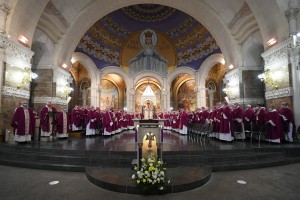 Francoski škofje priznali odgovornost Cerkve za zlorabe otrok