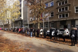 Vrste pred cepilnimi centri, ponekod zmanjkalo cepiva