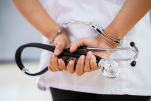 Korupcije osumljena mariborska zdravnika po sodnem pridržanju zdaj na prostosti
